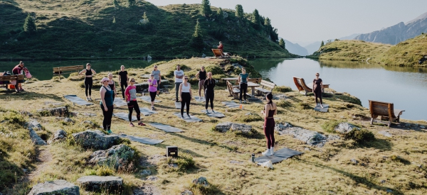 Anna Veith und Julia Freidl begeistern beim ersten „Move &amp; Breathe Retreat“ in Obertauern: Vier Tage mit Bewegung, bewusster Atmung und außergewöhnlichen Naturerlebnissen. 